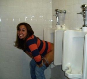 chicas-locuras-urinarios-20