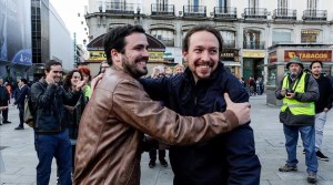 GRA358 MADRID 09 05 2016 - Fotografia colgada por Izquierda Unida IU en la red social Twitter de los lideres de Podemos Pablo Iglesias d y de IU Alberto Garzon i dandose un abrazo en la Puerta del Sol emblema del movimiento del 15M con el que han anunciado el preacuerdo electoral alcanzado por ambas formaciones para presentarse a los comicios del 26 de junio EFE SOLO USO EDITORIAL