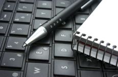 Teclado de ordenador, bloc de notas, idea